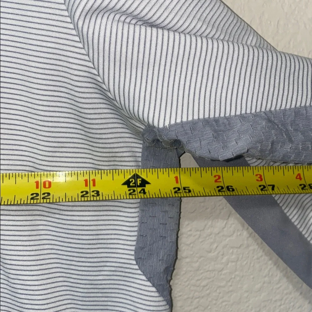 🪿Callaway Men's 1/4 Zip golf pullover in a light grey and white striped pattern! - Picture 7 of 9